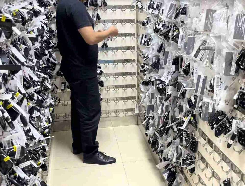 Automotive key management case using organized key storage